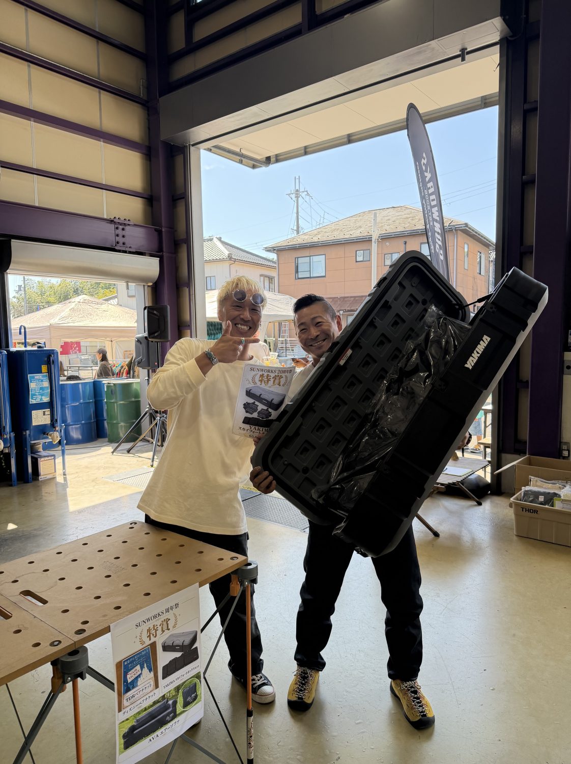 SUNWORKS20周年祭で景品を手に笑顔の記念撮影
