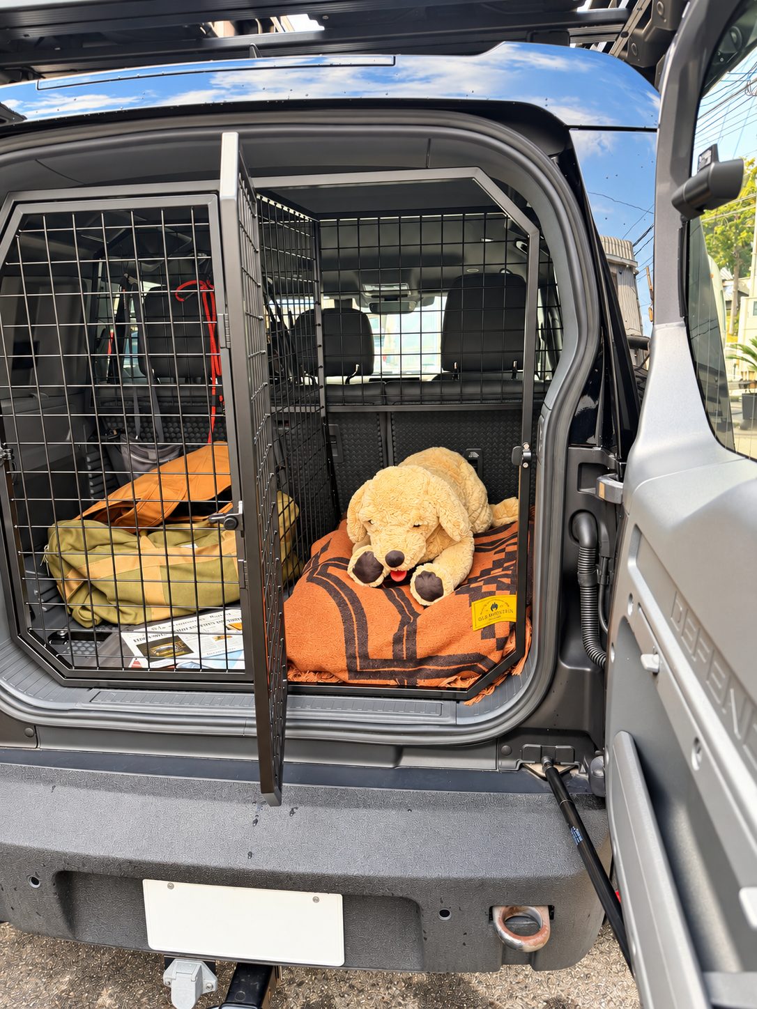 ディフェンダー専用設計のDOGケージと展示用のぬいぐるみ