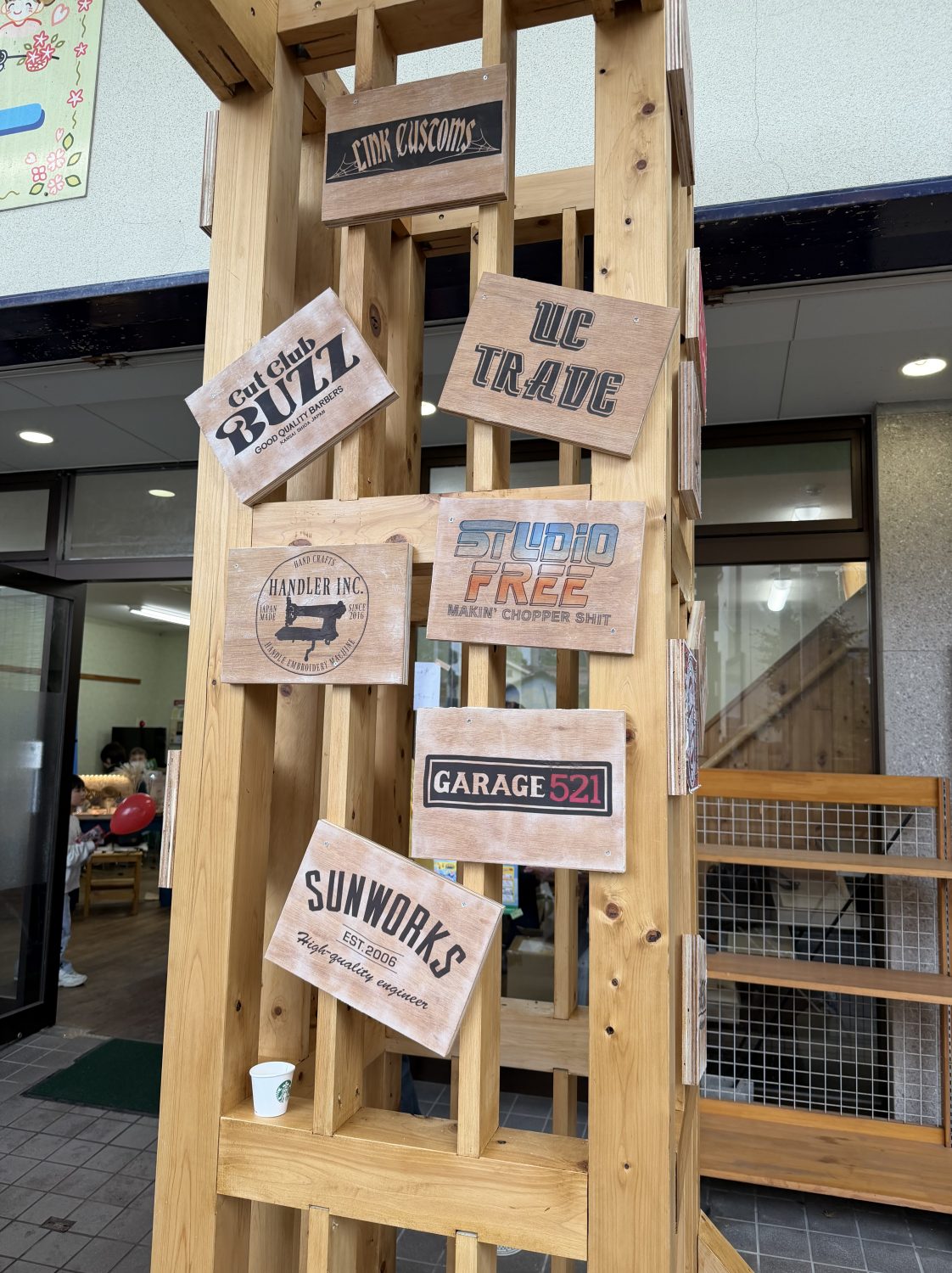 SUNWORKSやGARAGE521などの看板が並ぶ会場の様子