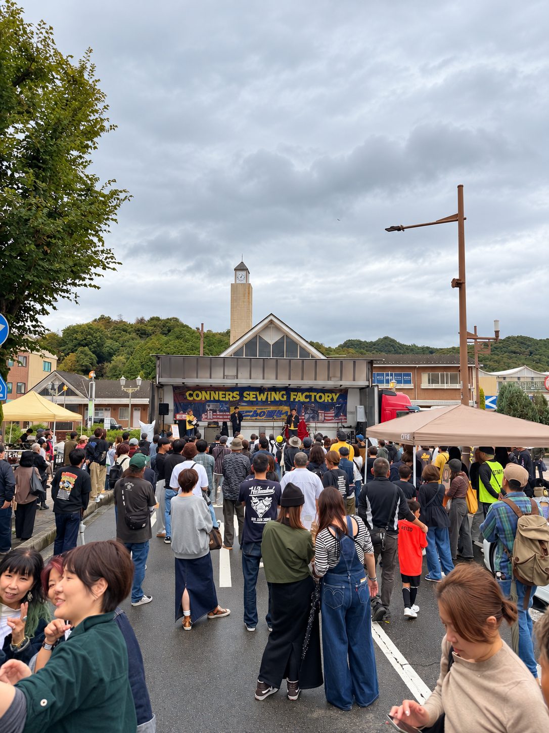 八日市駅前のステージに集まる来場者たち